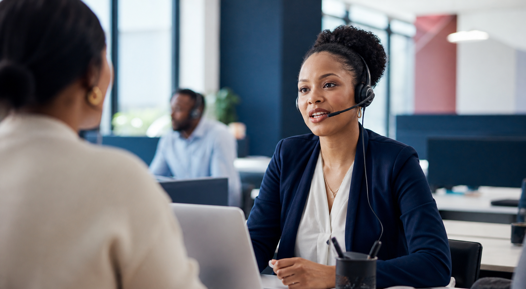 ItuAssist consultant helping a client in a support office